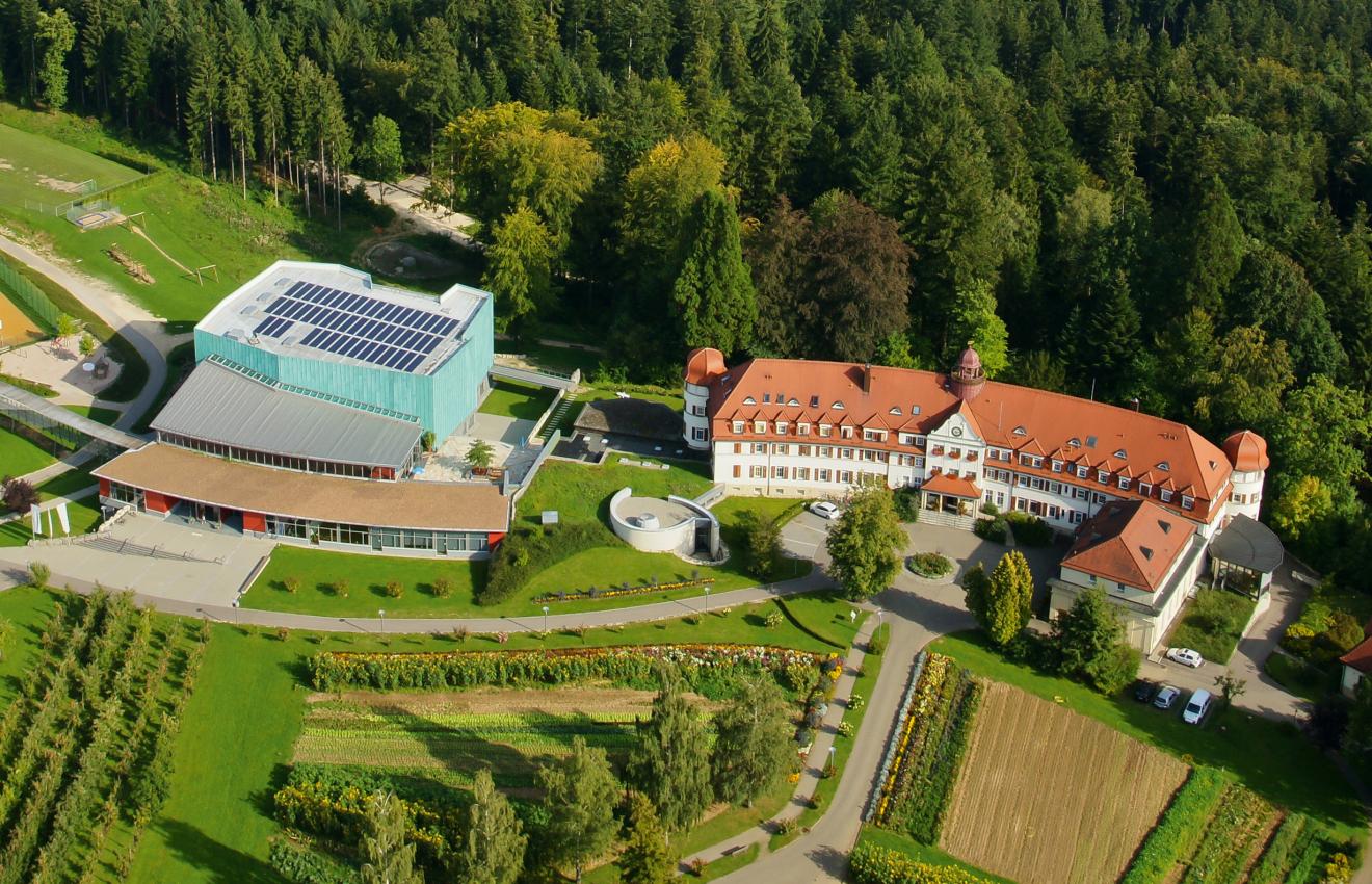 Luftbild vom Forum (links) und Gästehaus (rechts)